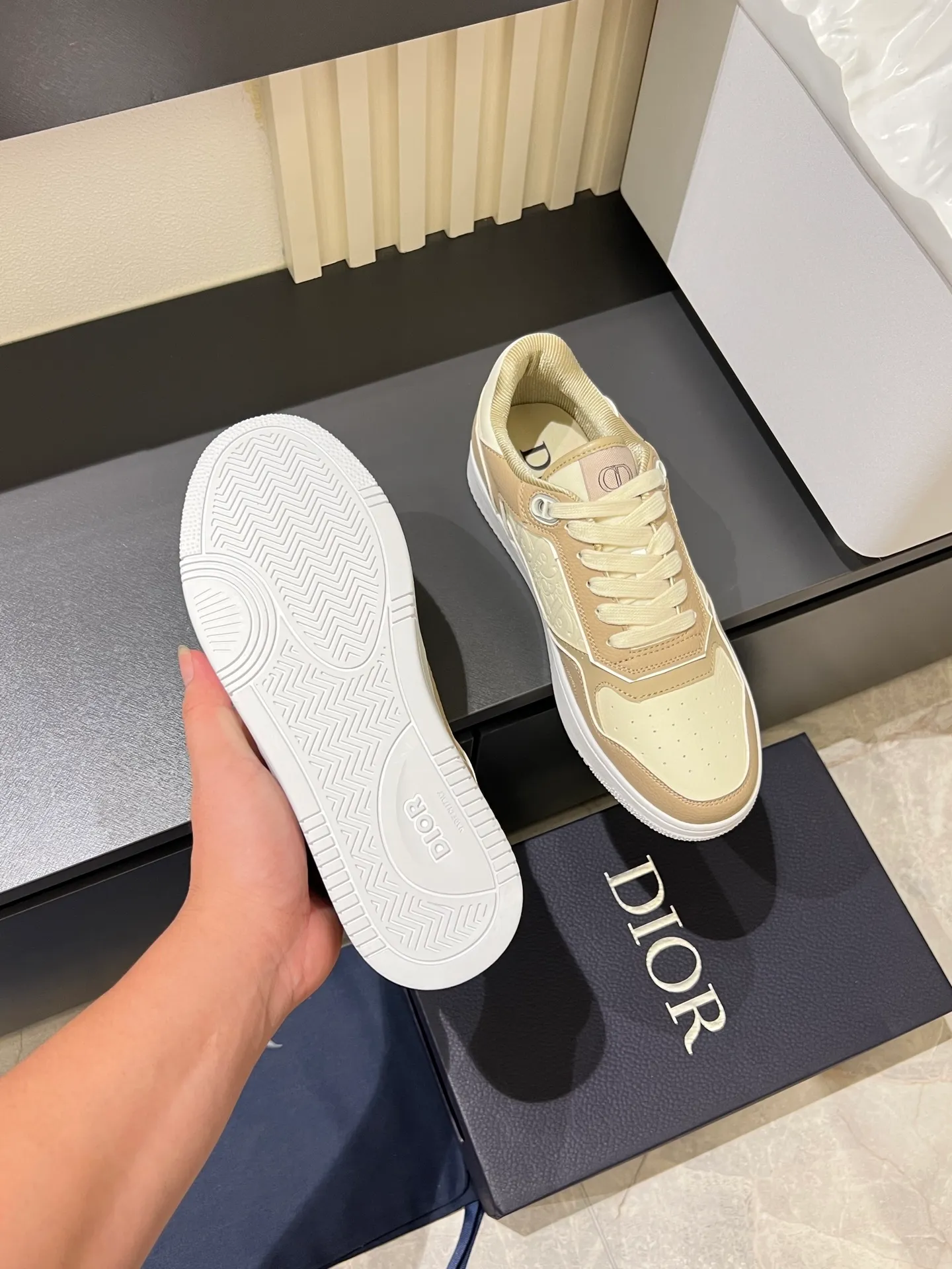 Men's shoes 💰p400 "Dio*" mid-top B27 casual sneakers. This B27 high-top sneaker is a new product in the series and continues Di*r's classic style. Crafted from gray and white smooth calf leather with beige and black Oblique print panels on the sides. The "CD Icon" shaped shoelace eyelets are clever and delicate, and the two-color rubber sole, rear collar and heel are all equipped with the brand's iconic details to enhance the style. Oblique printed straps at the ankle allow for an adjustable fit to complement the overall design. Fashionable and versatile, it can complement any look. Create an exquisite design with unique dynamic vitality and modern atmosphere, presented in low-top and high-top styles. This new must-have shoe adds a new dimension to Dior's archive heritage, embodying modern elegance. Purchase the original version and make it 1:1. If you need top quality, please come to me! Male 38-44!